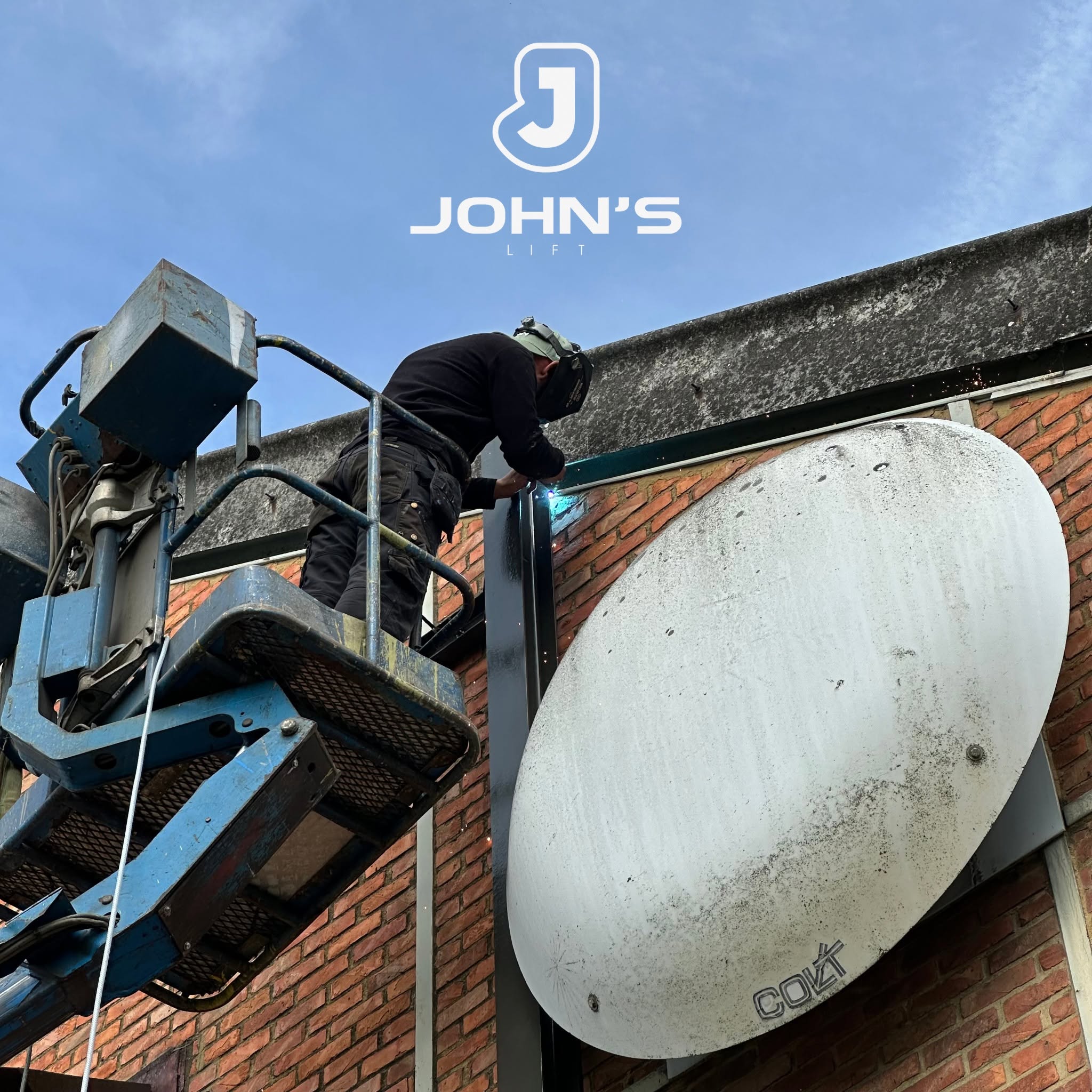 John's Lift - Montage de structure métallique avec équipe professionnelle