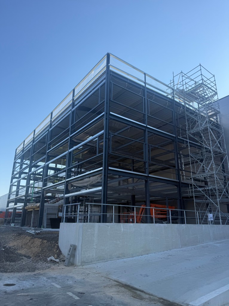John's Lift – monteur charpente acier, structure métallique au coucher de soleil