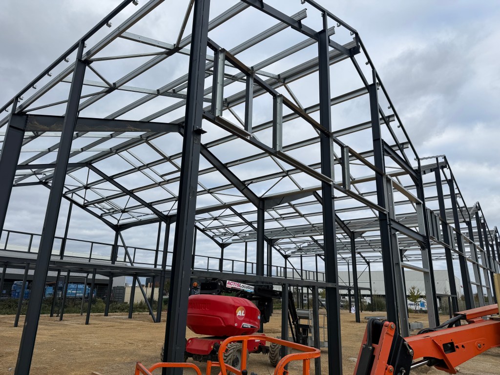 John's Lift – montage de charpente métallique, structure acier en cours d'érection